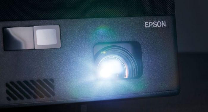 EPSON|全球最小的3LCD 雷射投影機(EF-11)