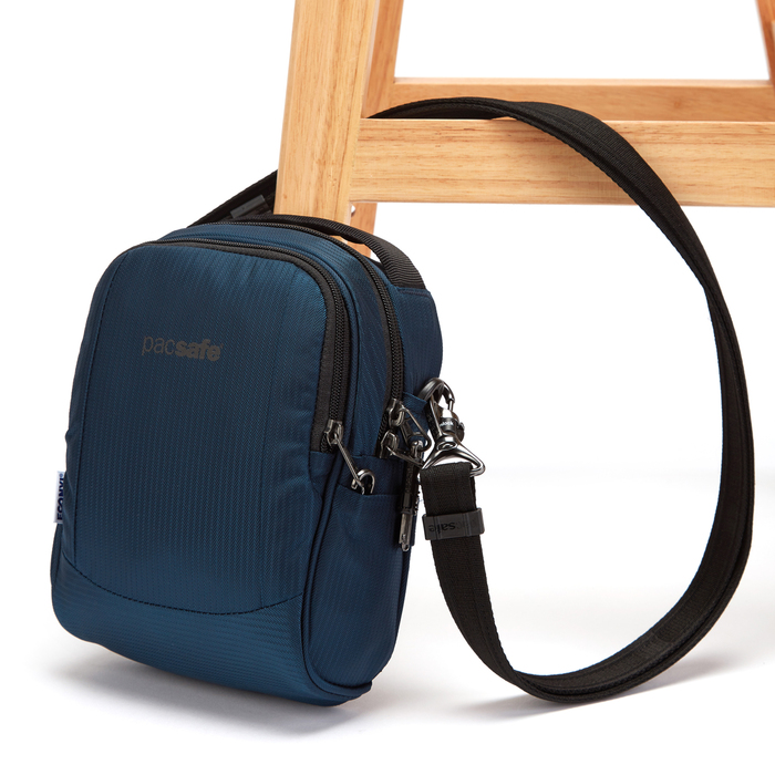 (複製)Pacsafe ECONYL®|Metrosafe 都市防盜斜肩包 LS200(範例)